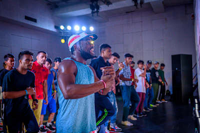 B-boy Junior organise un atelier de break au Red Bull BC One Camp à Mumbai.