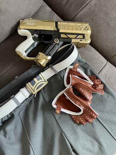 Die Nerfgun nach dem Paintjob und Überzug des Griffs mit Lederimitat.