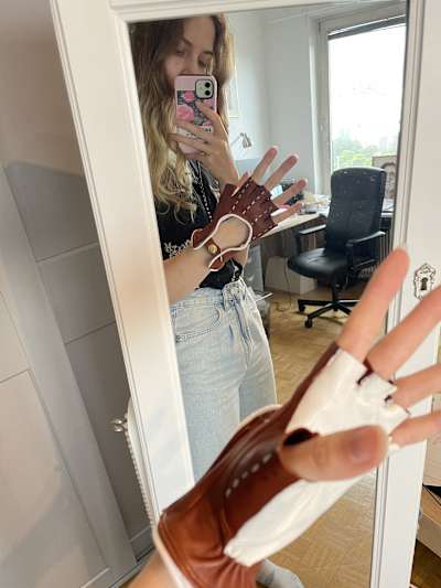 Mind The Details: Paspelband und Ledermalfarbe auf den Handschuhen.