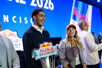 L'Américain Darnell Adler, vainqueur de la finale mondiale du Red Bull Basement à San Francisco, sur scène avec la juge et athlète Red Bull Sasha DiGiulian.