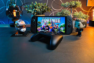 La photo montre la Nintendo Switch 2 avec Pro Controller et Fortnite. 
