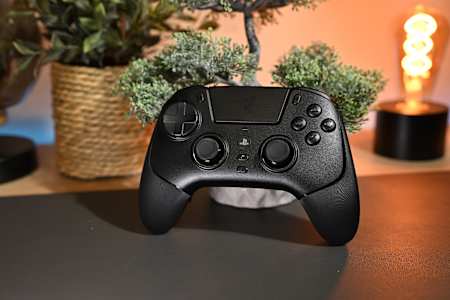 Foto zeigt den Esports-Controller Razer Raiju V3 Pro für PlayStation 5 und PC.
