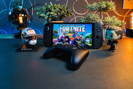 La foto muestra la Nintendo Switch 2 con el Mando Pro y Fortnite.