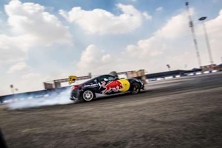 Una foto de un coche de drifting actuando en El Cairo, Egipto.