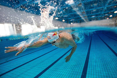 Sportler im Schwimmbecken.