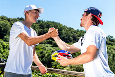 Loïc Bruni y Vlad Dascălu durante la ceremonia de entrega del Casco Red Bull en Barcelona, España, el 1 de julio de 2020.
