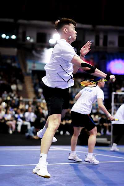 En badminton, il faut engager tout le corps pour mettre le plus de puissance et faire en sorte que le volant aille le plus vite possible,