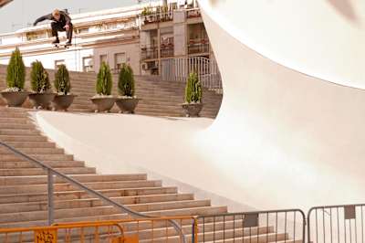 Madars Apse salta hacia lo desconocido con un gigantesco Ollie en Sevilla.