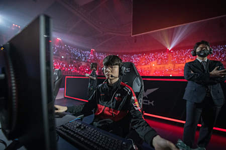 T1 Faker prepares to push his team to another victory in the LCK Summer finals 2022