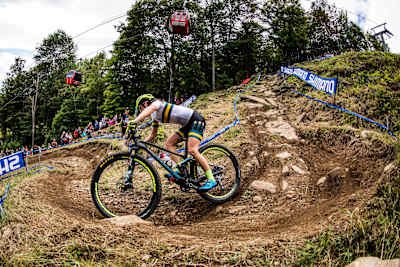 Rebecca McConnell desciende por una zona de barro durante el Campeonato del Mundo en Mont-Sainte-Anne.