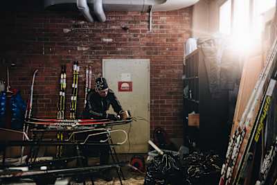 Participant waxes the skis and prepares for Red Bull Nordenskiöldsloppet 
