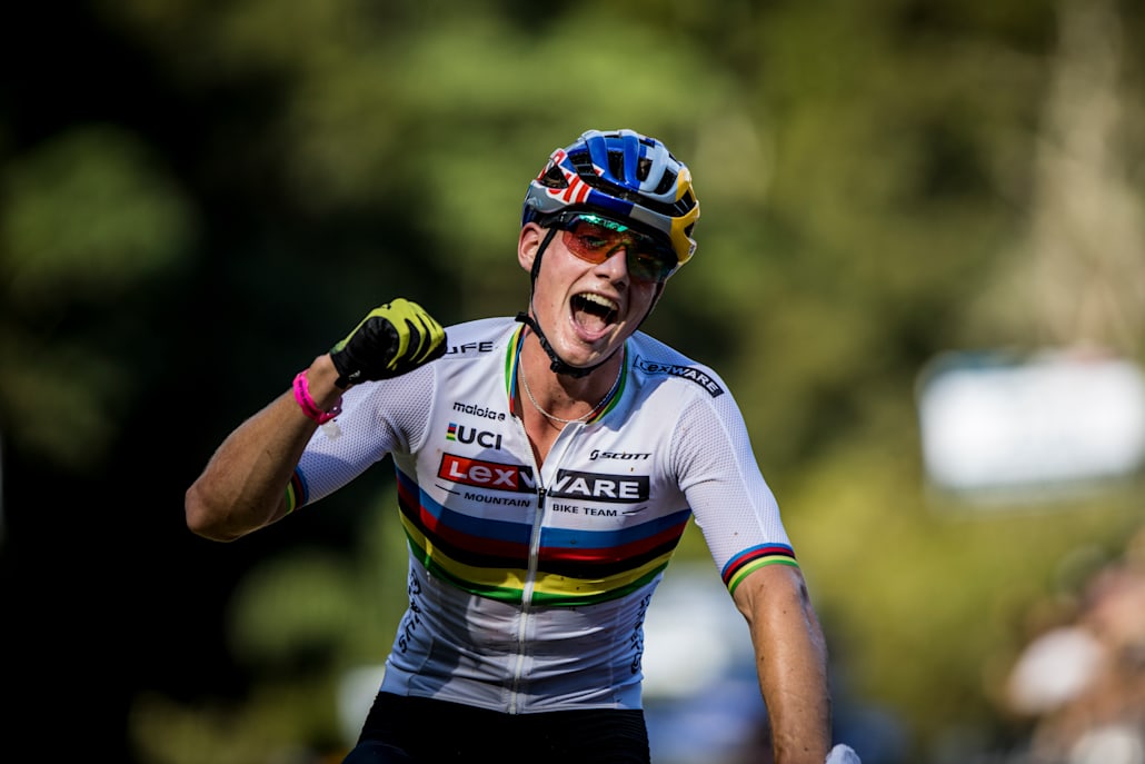 Martin Vidaurre como se ve en la línea de meta en la carrera de la Copa Mundial de XCO Sub-23 2022 en Petrópolis, Brasil.