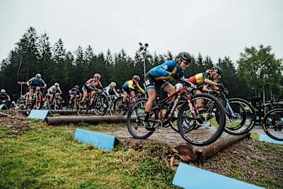 Les riders s'affrontent lors de l'épreuve de cross-country XCC de la Coupe du monde UCI de VTT 2020 à Nove Mesto na Morave en République Tchèque.