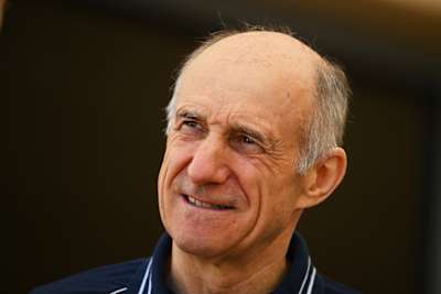 Scuderia AlphaTauri Teamchef Franz Tost geht im Fahrerlager während der Vorschau auf den F1 Grand Prix von Bahrain auf dem Bahrain International Circuit am 2. März 2023.