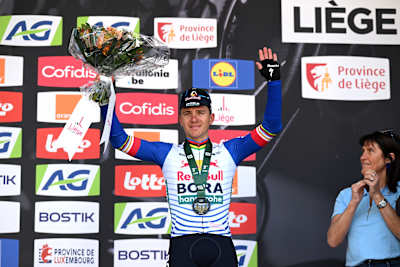 Remco Evenepoel auf dem Podium in Lüttich