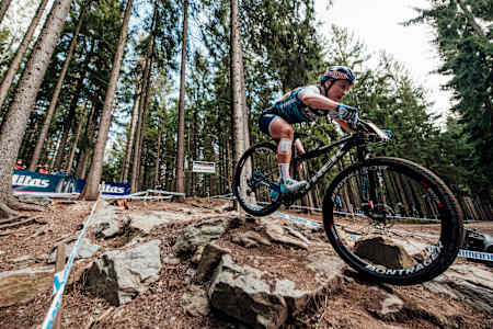 Evie Richards roule sur la piste de la Coupe du monde UCI de VTT cross-country XCO 2020 à Nove Mesto na Morave, en République Tchèque.
