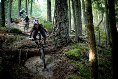 Hannah Bergemann guía a Brooklyn Bell y Michelle Parker en un descenso en mountain bike por la isla de Orcas, durante el rodaje de la 3ª temporada de Originate, en la isla de Orcas, WA, EEUU.