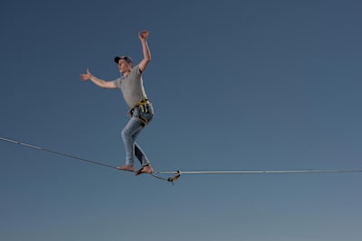 Alex Mason en la cuerda floja durante el eclipse solar en Jackson Hole, Wyoming.