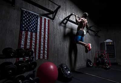 Trey Hardee 做引體向上