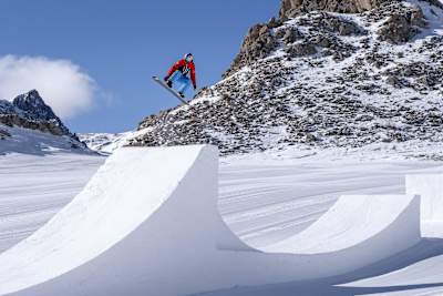 Le rider français Pierre Vaultier s'envole en snowboard sur le parcours qu'il a conçu dans Shapes