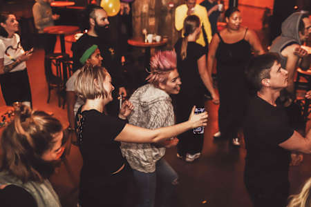 Vilde svinger på hennes rosafargede hår sammen med venninen Nikoline.