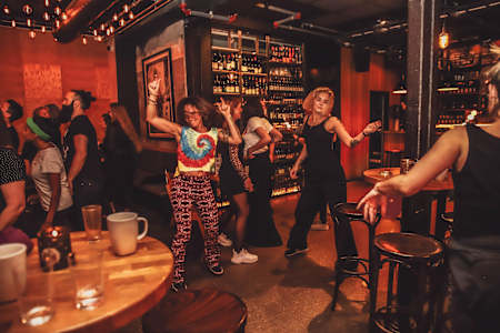 Celine, i regnbuens farger gjør det hun liker aller best - å danse.