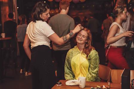 Marjana Bøstrand sminker en av deltakerne med glittermaling.