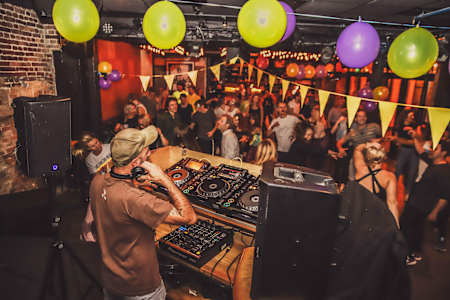 Ivaylo spiller opp til fest på Kulturhuset en tidlig morgen.