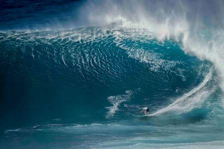 Der Surfer aus Maui Ian Walsh surft eine Big Wave in Jaws.