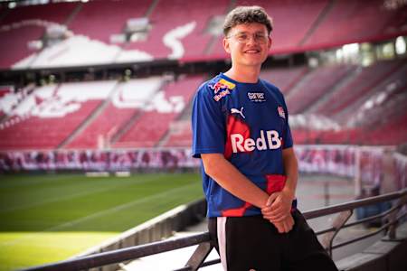 RBLZ_Levyfinn lächelt stehend beim Fotoshooting in der Red Bull Arena in die Kamera.