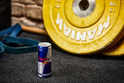 这个练习你会需要什么？一些杠片、弹力带或是一罐能带你飞翔的饮料。