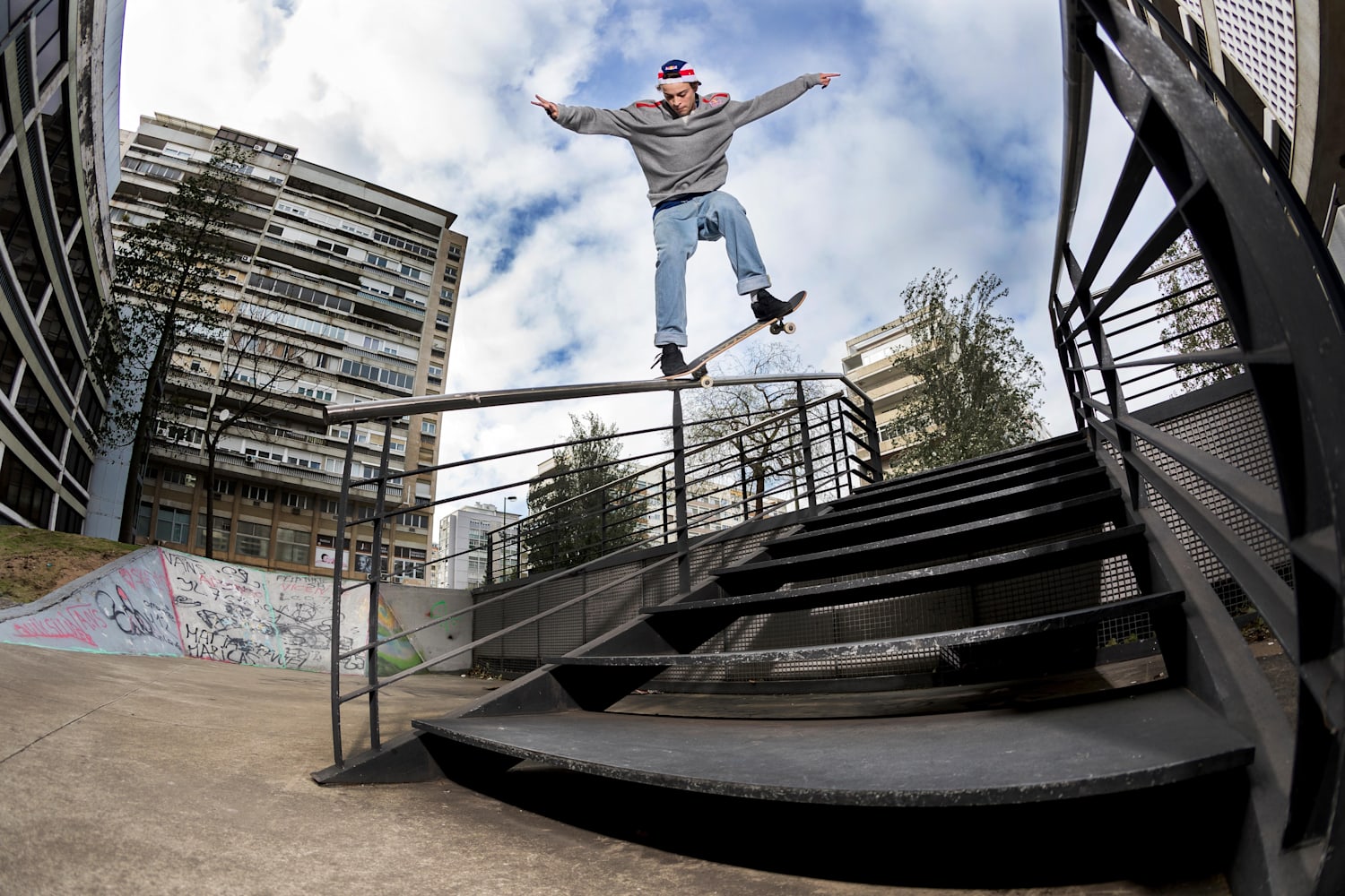 Gustavo Ribeiro é pro pela JART Skateboards. Vê a part