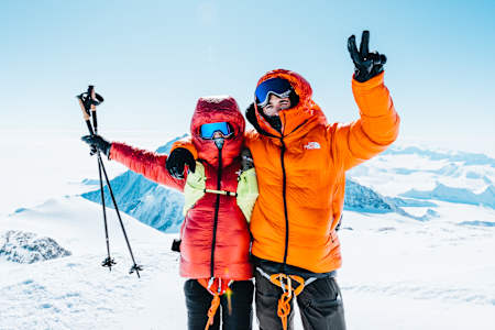 Fernanda Maciel e seu guia de montanha local e corredor Sam Hennessey