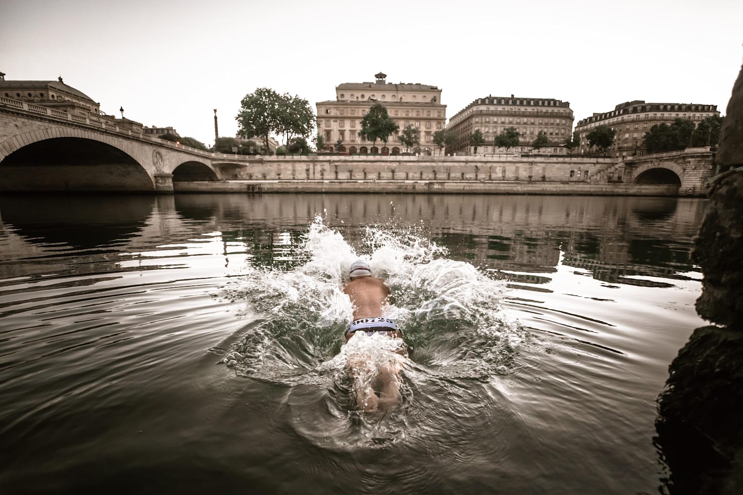 Alex Voyer: Swimming in Paris canals *photos* Red Bull
