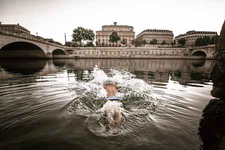 A swimmer just in front Le Louvres Museum.