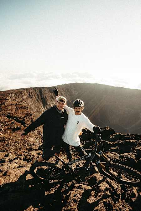 Le pilote de VTT Gaëtan Vigé pose devant un volcan à La Réunion.