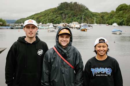Les skateurs Jamie Foy, Jake Wooten et Margie Didal posent pour un portrait à Loch Lomond.