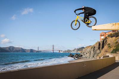 Le britannique Danny MacAskill saute sur son VTT Santa Cruz trials à San Franciso.