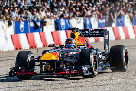 Ο Patrick Friesacher πιλοτάρει την RB7