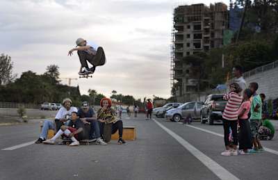 Le Lettonien Madars Apse fait un ollie en skateboard à Addis Ababa en Éthiopie.
