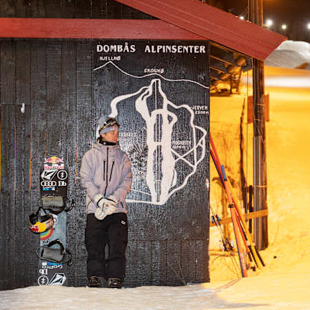 Marcus Kleveland poserer ved siden av løypekartet til Dombås Alpinsenter, den lokale bakken han har vokst opp i.