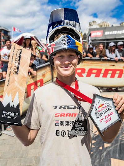 Den svenske slopestyleåkaren Emil Johansson firar sin andraplats i Red Bull Joyride i Whistler, Kanada den 20 augusti 2017.