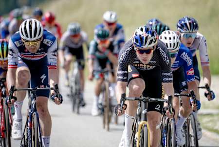 Wout van Aert rijdt voorop in etappe 5 van de 86e Tour de Suisse 2023, 15 juni 2023.