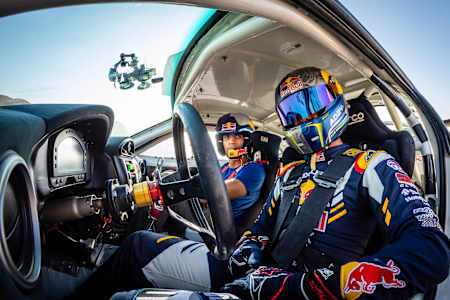 गुरप्रीत सिंह संधू और अहमद दाहम एक कार के अंदर बैठे एक तस्वीर के लिए पोज देते हुए