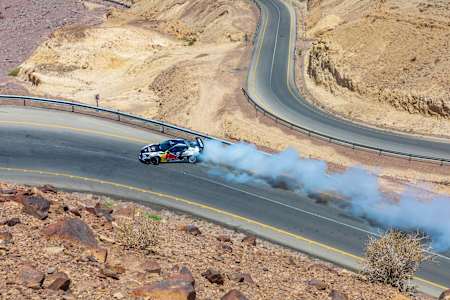 अहमद दाहम जॉर्डन के नमाला रोड पर अपनी कार ड्रिफ्ट करते हुए