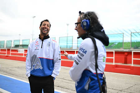 Avustralya ve Visa Cash App RB'den Daniel Ricciardo ve Visa Cash App RB Takım Müdürü Laurent Mekies Misano'daki Visa Cash App RB Çekim Gününü izliyor.