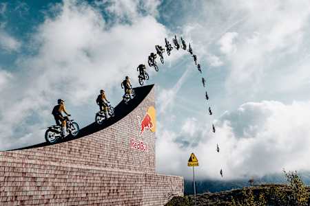 Tom Pagès clava un doble frontflip tras realizar un salto BASE en Avoriaz, Francia.