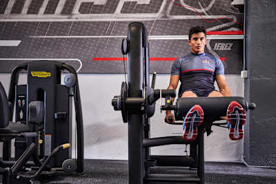 Le pilote de MotoGP Marc Marquez renforce ses jambes lors d'un entrainement en Espagne.