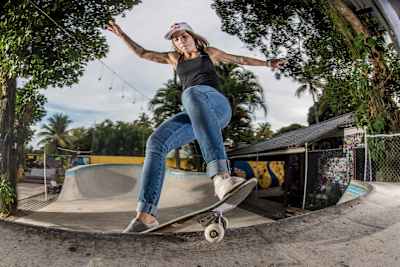 Letícia Bufoni ploughs a Front Smith through a backyard DIY