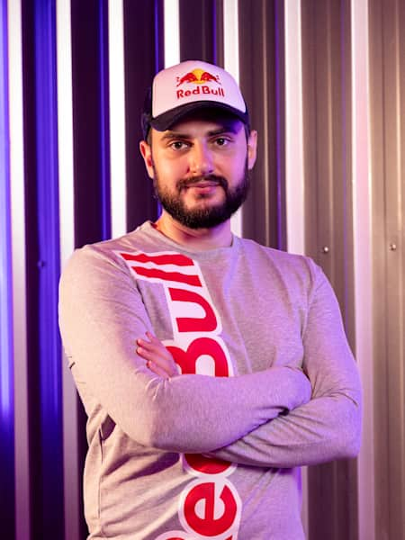 Óscar “Mixwell” Cañellas, creador de contenido, posa para un retrato como atleta Red Bull.